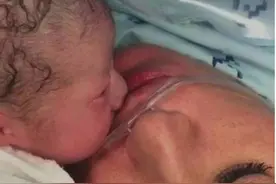 妈妈产子大出血，新出生孩子含泪亲吻母亲，把上万网友感动哭了图片