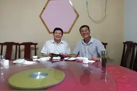 师生故事：二十八年前的学生敬酒，我一饮而尽，泪却落进酒杯里图片