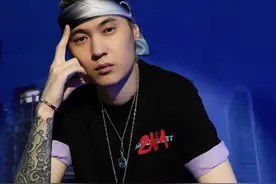 李小璐又恋爱了？被拍到和说唱歌手亲密回家，本人亲自辟谣否认图片