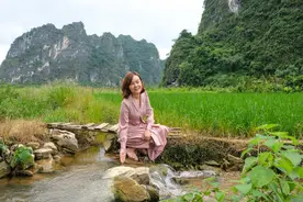 夏天来了，跟女同事去河边玩水图片