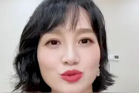 母乳喂养不容易！39岁朱丹自曝堵奶太痛苦，高龄产子后仍坚持工作图片