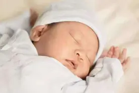 孕妇产房生子，丈夫扒门偷看，引来护士推开随后一动作：护士红眼图片