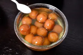 小伙挑战印度街头小吃汤圆，再浇上一勺糖浆，一口下去就受不了图片