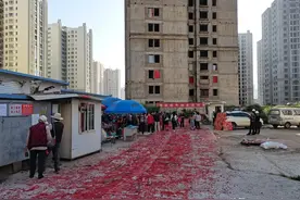 刚刚，昆明“别样幸福城”烂尾楼开始续建，明年10月底竣工交房图片