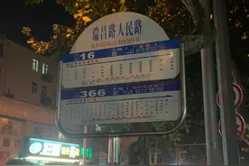 九旬老人独居三年欲搬去养老院，路人于心不忍，儿子无动于衷图片