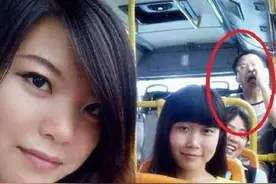 妹子自拍也要注意场合啊，后边哥们可是完美抢镜了呢图片