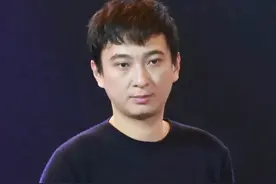 王思聪开兰博基尼喝下午茶，遭路人围观拍照，曝停车需消费10万图片