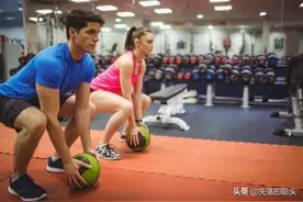 学会使用这个健身道具和动作，比别人更容易练出腹肌图片