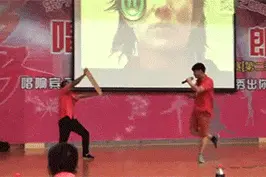 搞笑动态图：好厉害的脚法图片