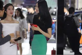 【街拍】这是什么丝袜啊？这么闪亮。图片