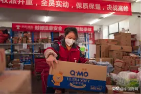 战疫时期的女站长：连续坚守50天，和快递员战在一起却错过父亲生日图片