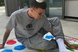 不开派对也快乐，热刺球星阿里隔离中金屋藏娇，网友：够你忙的图片
