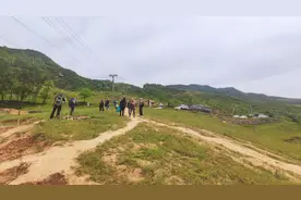 秦岭这个小山村为什么这么火爆？山路险要，高山草甸，牛羊成群图片