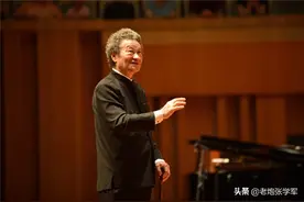 带着孩子们用心灵歌唱的杨鸿年教授走了图片