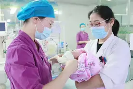 25周早产宝宝有位“责任妈妈”，一本日记记录宝宝“闯关”成长点滴图片