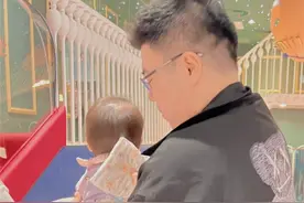 韦神终于有时间陪伴家庭，跟女儿一起玩游戏，粉丝直呼太温馨图片