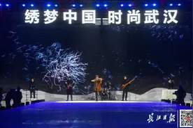 700架无人机表演、时尚模特走秀…昨晚的武汉蛮闪图片