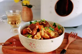电饭锅懒人做法的排骨焖饭，出锅色泽诱人，美味又解馋图片