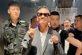 63岁万梓良现身夜店商演，人气火爆引辣妹关注，鞋子被踩怒斥粉丝图片