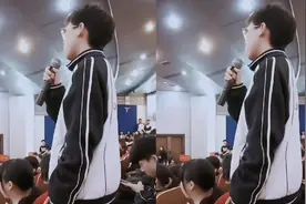 初中生翻唱《东西》，短时间迅速爆红，穿校服唱歌的都是大神视频封面