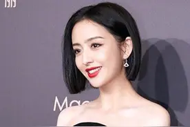 36岁佟丽娅太“撩人”，性感穿搭抹胸开叉裙，身材曲线不服不行图片