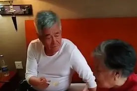 不忘旧恩！63岁赵本山看望90岁养母，亲手喂饭比亲儿子还贴心图片