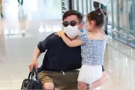 王栎鑫单手抱女儿彰显爸爸力 唯伊扎哪吒头乖巧可爱图片