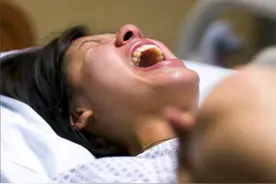 生孩子的时候，妈妈喊得撕心裂肺，胎宝宝却偷偷做着3件事图片