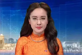 越南新闻主持人因身穿民族服饰走红，被誉为最美女主播，很受关注图片