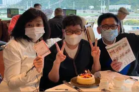 “小龙女”与好友现身马场观赛 曾是TVB当家花旦的五美之一图片