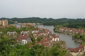 重庆市南川区黎香湖，逛欧洲风情小镇吹吹湖边凉风心情真舒畅图片
