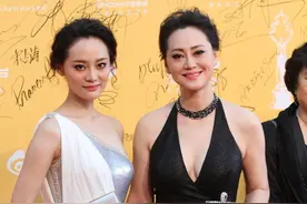 宋佳携女出席活动，穿束腰裙女儿身材更佳，比气质还是58岁妈妈图片