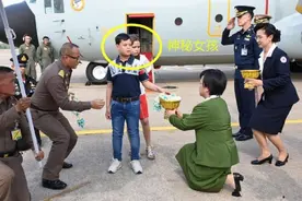 好大阵仗！泰国“铁憨憨”王子约会小女生，一下飞机仆人跪着迎接图片