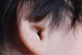 女童不睡觉被用大头针扎获立案，母亲称父女生她气，嫌她给选的幼儿园，45岁生娃50岁大男人看见结痂哭了图片