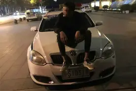 宣汉一少年坐警车引擎盖拍照耍酷，结果尴尬了图片