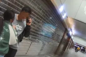 火车站候车室，孕妇站着就生下了个儿子，预产期还有10天图片