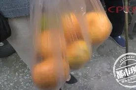 1元买5个橘子，8旬老人却被坑惨，女儿：他身上放了万元现金图片