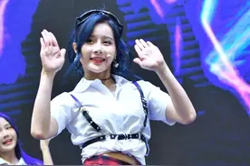段艺璇苏杉杉携队友动感热舞，身穿jk制服青春活力十足图片