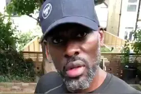 “黑人与白人不是对立的”，英国黑人扛着受伤白人，走出冲突现场图片