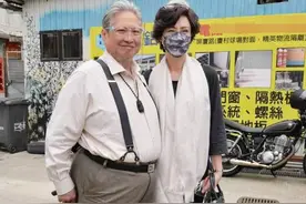 洪金宝获爱妻陪伴开工，55岁高丽虹风采不减当年，甜蜜依偎丈夫图片