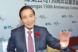 千亿富豪送弟弟200亿，弟弟20年分毫未动，去世前全还给哥哥图片