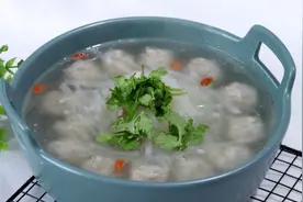 肉丸这样做不柴也不散，配萝卜炖汤喝，味道鲜美，吃着不腻视频封面