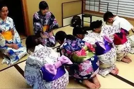 日本人进门必须脱鞋，那客人“脚臭”该怎么办？处理方法令人佩服图片