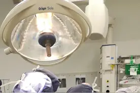 12岁女孩走路右肩耸动，一查是这个病，必须手术！厦门一医院接诊近10名患儿图片