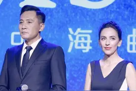 刘烨的法国妻子不抗老，精致妆容也遮掩不住皱纹，好在开叉裙救场图片