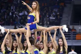 广东队拉拉队长！貌美如花，阿联与她合影很害羞 男友是男篮新星图片