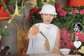 杨丽萍宣传鲜花火锅店假吃，为生意只涮不吃，网友：头顶的花有毒图片