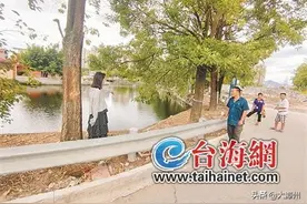 事发漳州，清早，池塘水面上漂着一婴儿图片