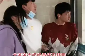 江苏14岁男孩看望82岁太奶奶，见老人从病房被搀扶走出瞬间泪目图片