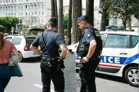 纽约唐人街，华人被白人打得鲜血淋漓，警察参与围观置之不理图片